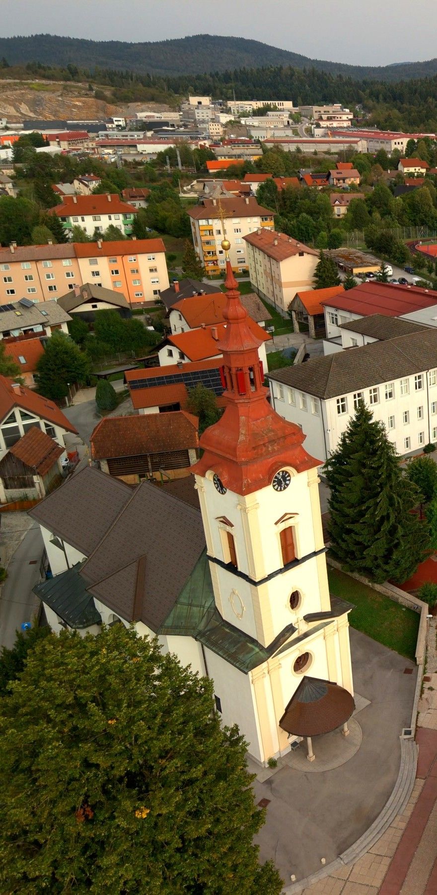 Cerkev z rdečim zvonikom sredi Logatca