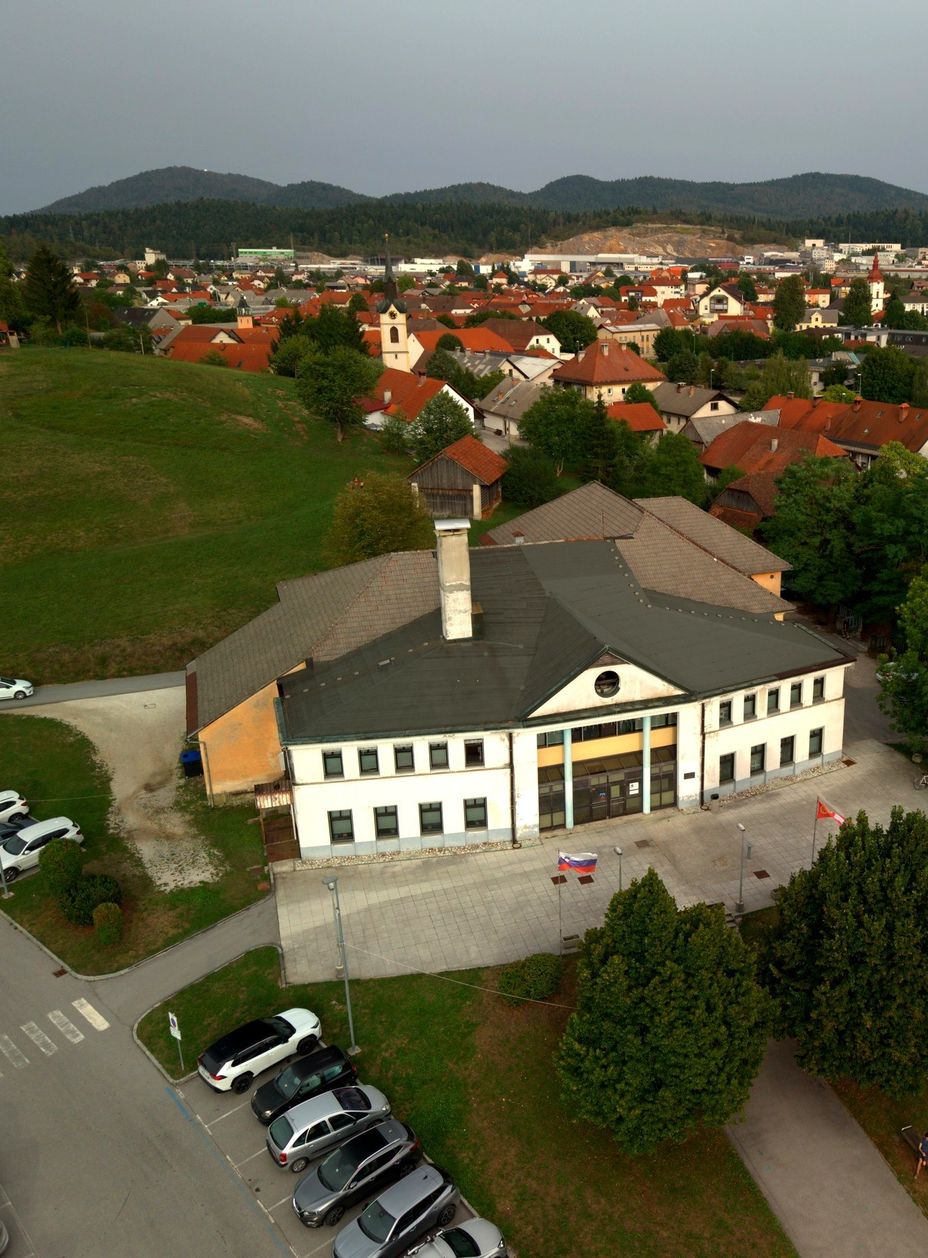 Stavba z zastavami in trgom v središču Logatca