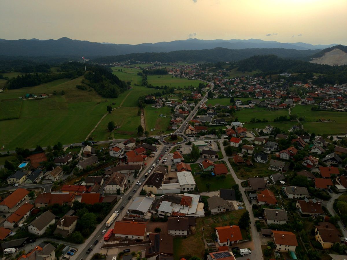 Logatec iz zraka z glavno cesto in hišami