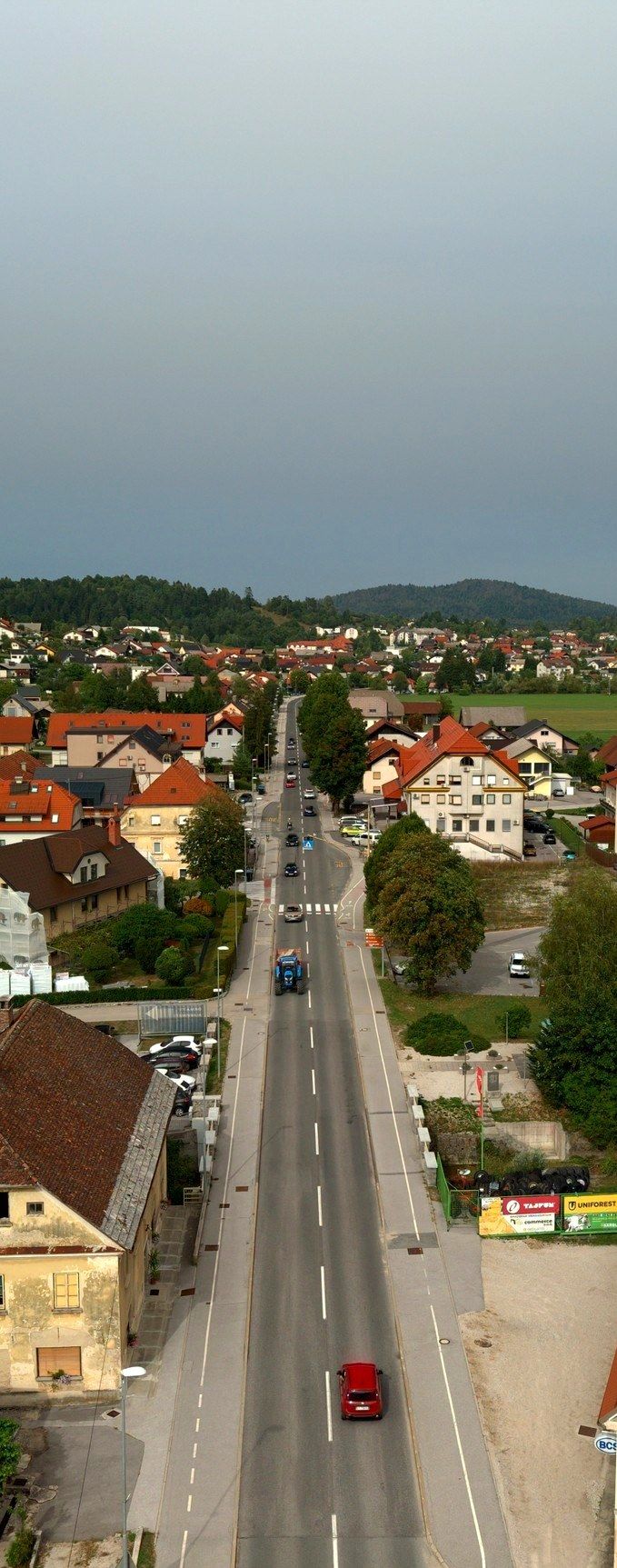Glavna cesta skozi Logatec s pločniki in hišami, posneto iz zraka